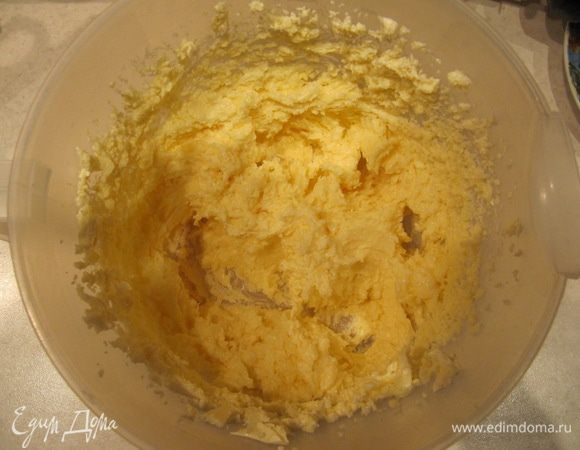 Сливочное масло взбить с сахаром в пышную однородную массу.