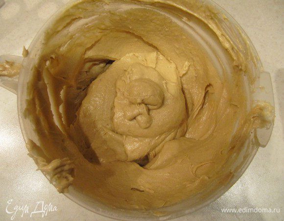 Ввести в тесто просеянную муку с разрыхлителем и корицей. Перемешать до однородного состояния без комочков.
