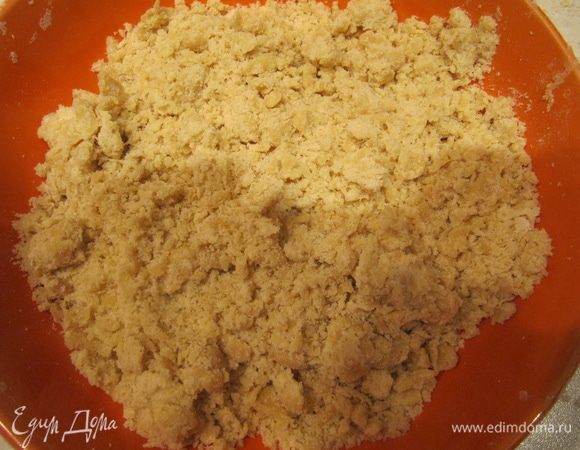 85 г теста отложить для посыпки. Смешать его с помощью вилки с дополнительной мукой до состояния крошки. Убрать в холодильник, пока занимаетесь яблоками.