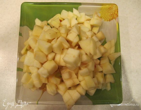 Яблоки очистить от кожуры и сердцевины. Нарезать небольшими кубиками.
