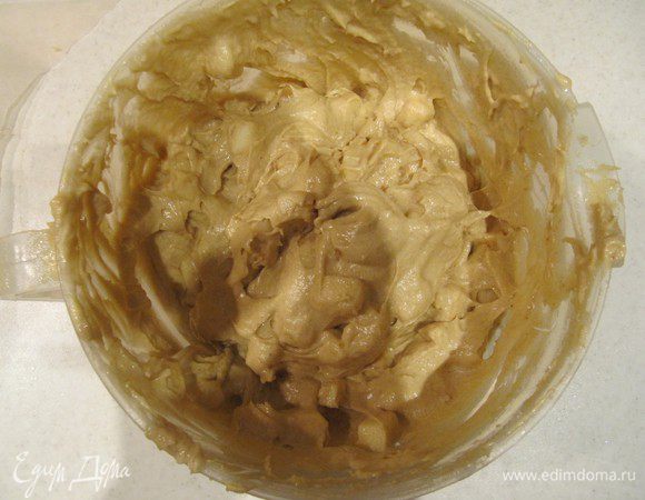 Вмешать яблоки в основное тесто.