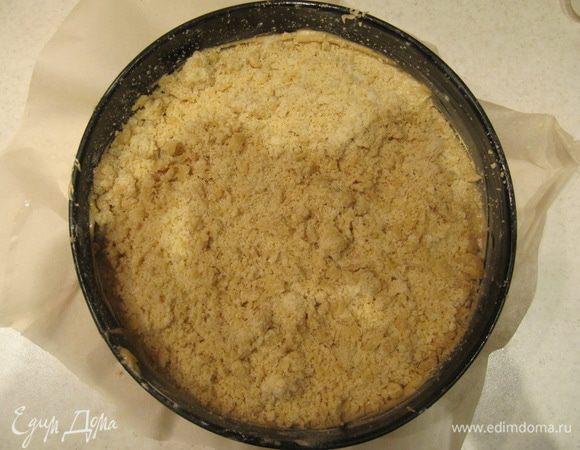 Сверху посыпать посыпкой из холодильника и отправить в предварительно разогретую до 180°C духовку приблизительно на 1 час.
Время выпечки зависит от вашей духовки. Пирог должен зарумяниться, а лучинка должна выходить из центра пирога сухой.