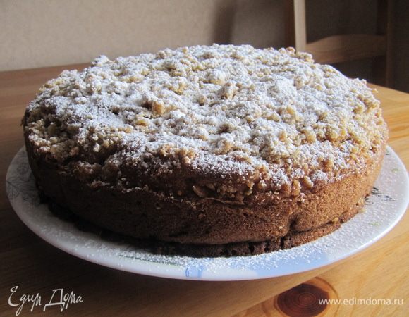 Готовый пирог посыпать сахарной пудрой.