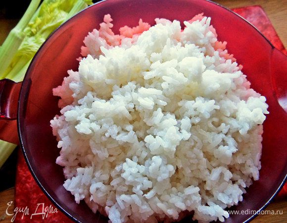 Я варю теперь в мультиварке, там 3 программы для разного риса. В готовый добавляю ложку оливкового масла, перемешиваю.