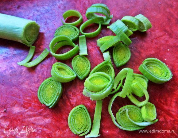 Лук-порей нарезать колечками, потом еще измельчить. Можно заменить зеленым луком.