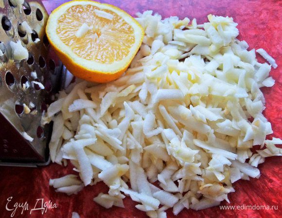 Яблоко очистить, натереть на крупной терке, полить лимонным соком.
