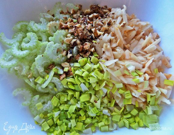 Соединяем сельдерей, яблоко, орехи, лук.