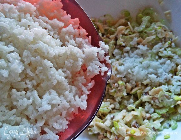 Всыпаем 80 г готового остывшего риса.