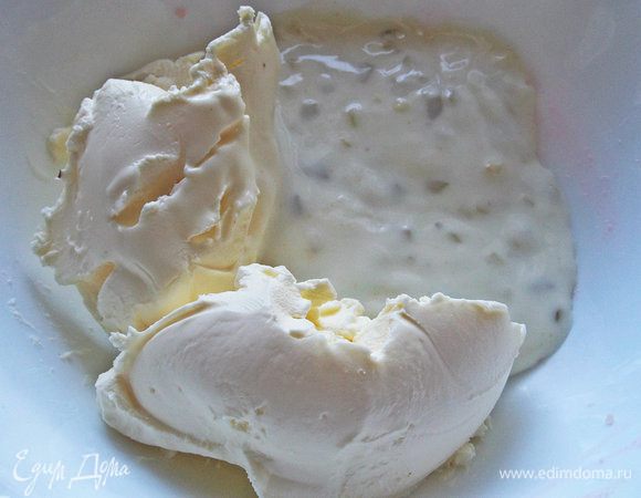 Делаем заправку. Сегодня решила пополам огуречный белый соус со сливочным творожным сыром смешать, но вполне можно взять обычный хороший майонез.