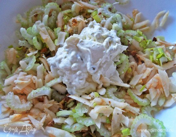 Смешиваем заправку с салатом.