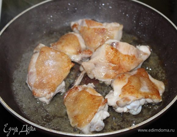 Бедра нарезаем на куски. Солим и перчим, обжариваем на растительном масле со всех сторон до золотисто-коричневого цвета, около 15 минут.