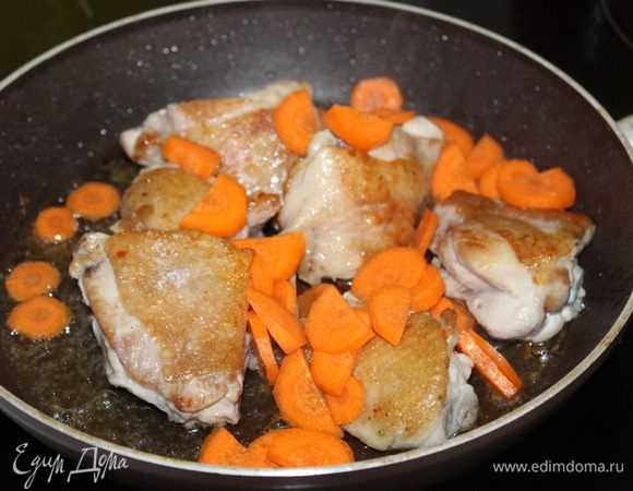 К курице добавляем крупно порезанную морковь, слегка обжариваем.