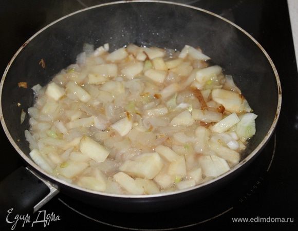 Вливаем вино, тушим минут 5.