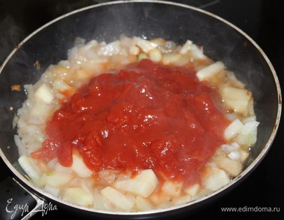 Кладем томаты вместе с соком и доводим до кипения.