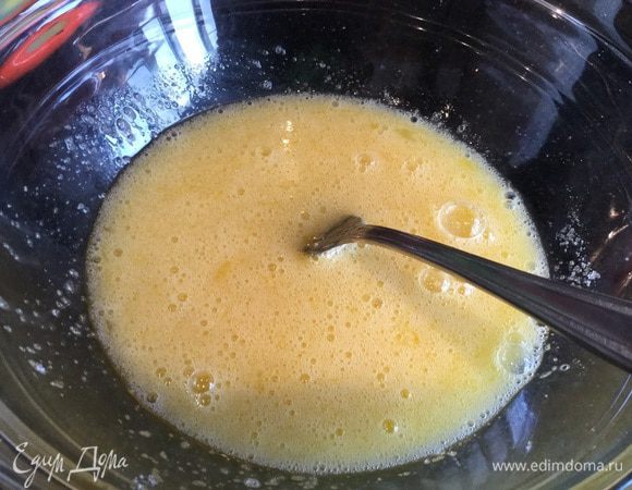 Духовку разогрейте до 180°C. Яйца взбейте с сахаром.