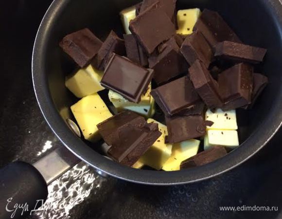 Духовку нагреть до 190°C. Шоколад и масло растопить на водяной бане. Из вишни достать косточки.