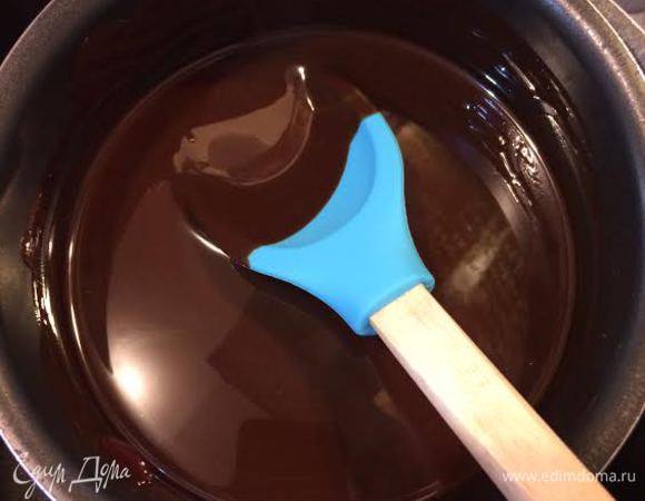 Горячий шоколад слегка остудить (2-3 минуты).