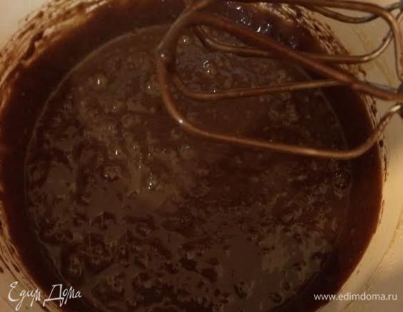 К яйцам постепенно добавляем шоколад.
