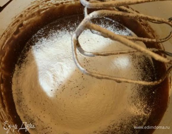 Просеять муку с разрыхлителем, солью и какао. Перемешать на 1-ой скорости.