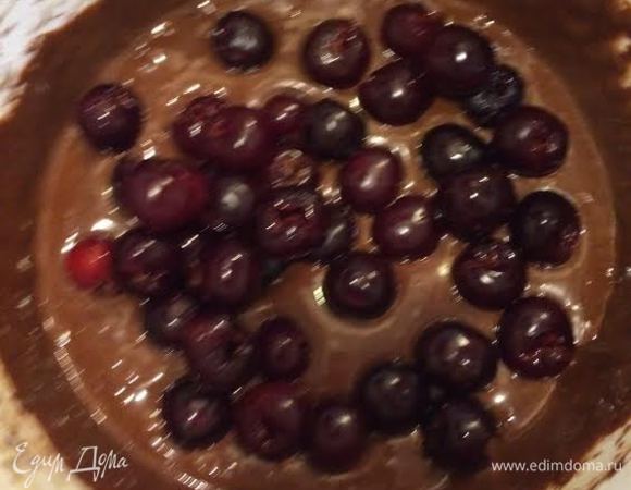 Добавить вишню и аккуратно перемешать ложкой.