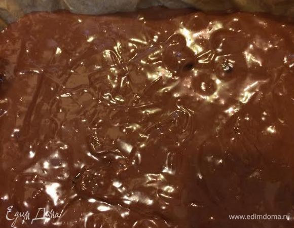 Форму для брауни застелить бумагой для выпечки и вылить тесто.