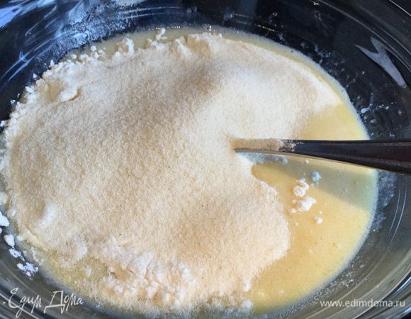 Добавьте муку, манную крупу и разрыхлитель, перемешайте. Должно получится однородное тесто, по консистенции, как густая сметана.