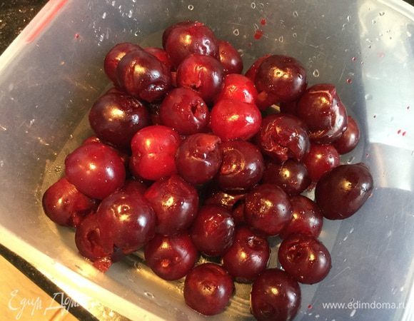 Вишню переберите, промойте, удалите косточки.