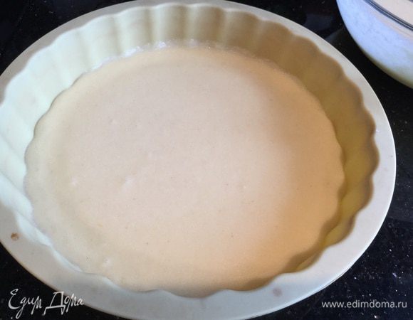Тесто выложите в две формы диаметром 18-20 см.