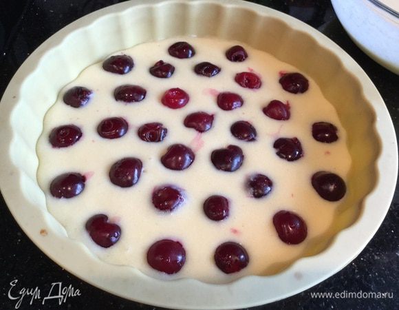 Вдавите вишенки наполовину в тесто. Выпекайте в духовке 20-25 минут, пока не подрумянится.