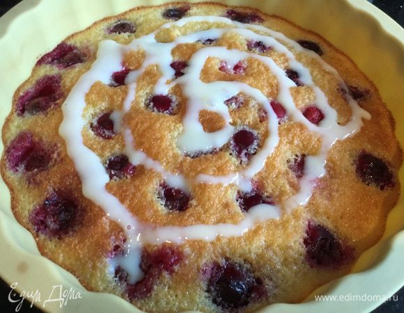 Часто проткните горячий манник зубочисткой, и полейте сгущенкой.