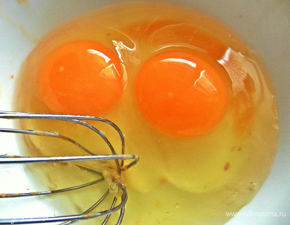 Первый ингредиент — яйца.