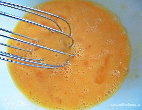 Взбиваем как обычно на омлет.