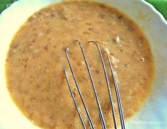 Положить банановое пюре в яйца и снова хорошенько взбить.