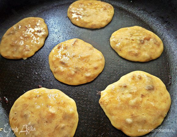 Сказано, что жарить без масла, но я подстраховалась и прошлась легко кисточкой с маслом. Выливаем по ложке жидкое тесто на расстоянии.