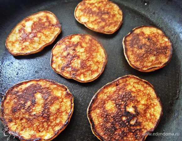 Тут нетерпеливым придется подождать, тесто должно хорошо схватиться, прежде чем переворачивать, так как текстура очень нежная!