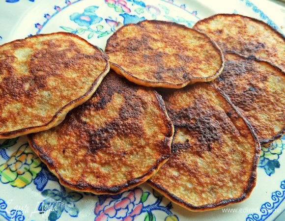 Оладьи совсем не жирные, поэтому можно обойтись без салфетки. Сразу переносим на тарелку.