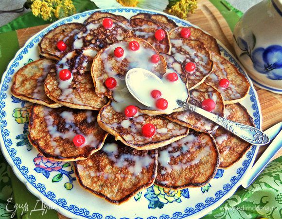 Поливаем сгущеночкой, посыпаем любыми ягодами.
