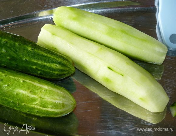 Огурцы очистить от кожуры.