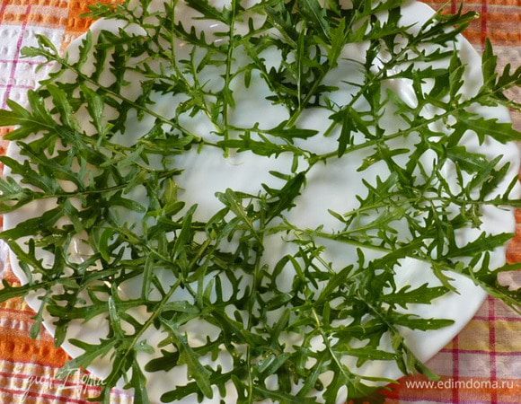 Листочками руколы украсить блюдо.