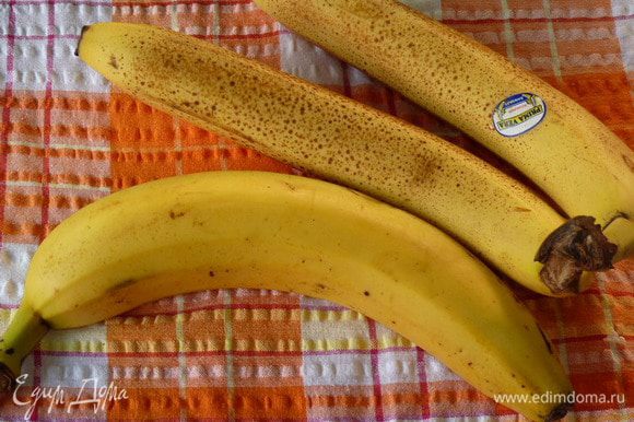 Бананы нарезать дольками.