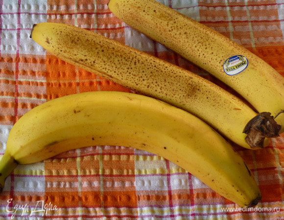 Бананы нарезать дольками.