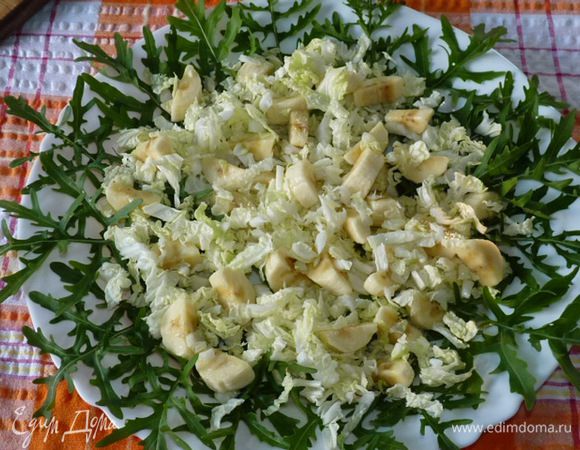 Перемешать и выложить на блюдо. Посолить.