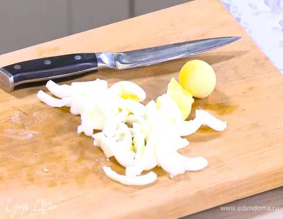 Вареные белки нарезать соломкой.