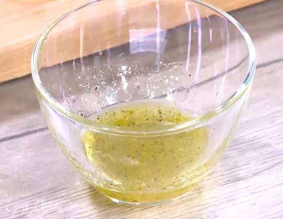 Приготовить заправку: оставшееся оливковое масло соединить с 1 ч. ложкой уксуса, все посолить, поперчить и перемешать.