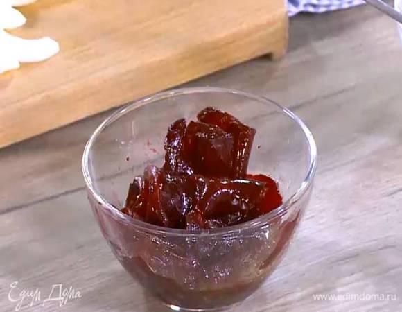 Выложить в заправку ломтики свеклы, перемешать и дать постоять.