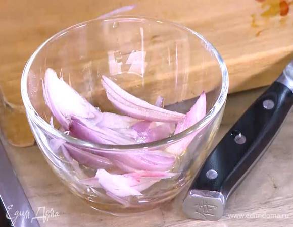 Шалот почистить, нарезать тонкой соломкой, залить оставшимся уксусом и дать постоять.