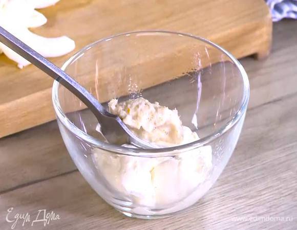 Приготовить соус, перемешав сливки с хреном.