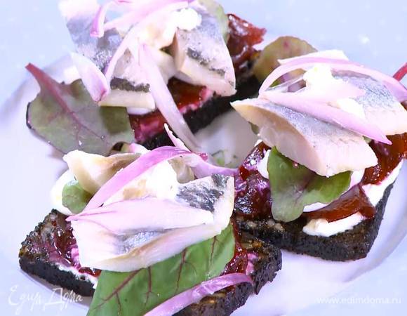 Поджаренный хлеб смазать частью соуса, выложить ломтики свеклы, яичный белок, свекольные листья и кусочки селедки, смазать соусом, сверху разложить замаринованный лук.