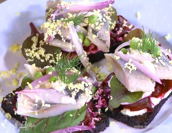 Желток натереть на мелкой терке и посыпать тосты.