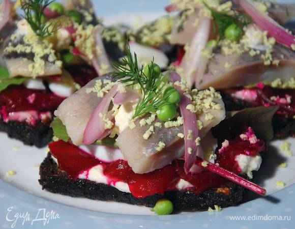 Украсить тосты молодым горошком и укропом.